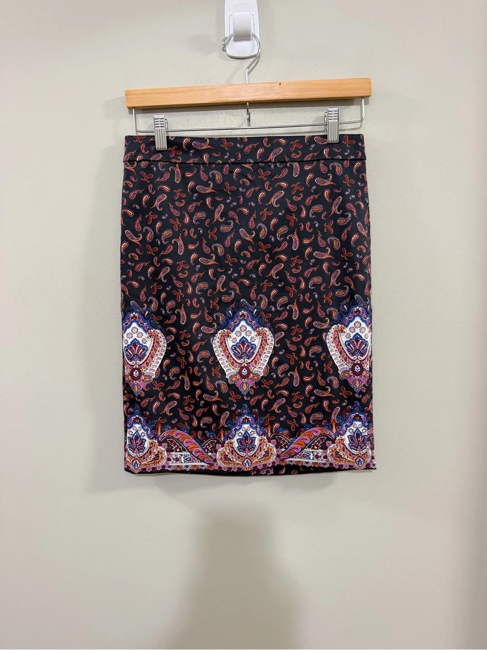 NWT J. Crew Black The Pencil Skirt with Paisley Medallion Accent. Size 0